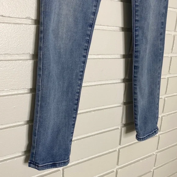 Abercrombie & Fitch | Light-Wash Denim SHORT-Inseam Simone High-Rise Jeans - Picture 5 of 14